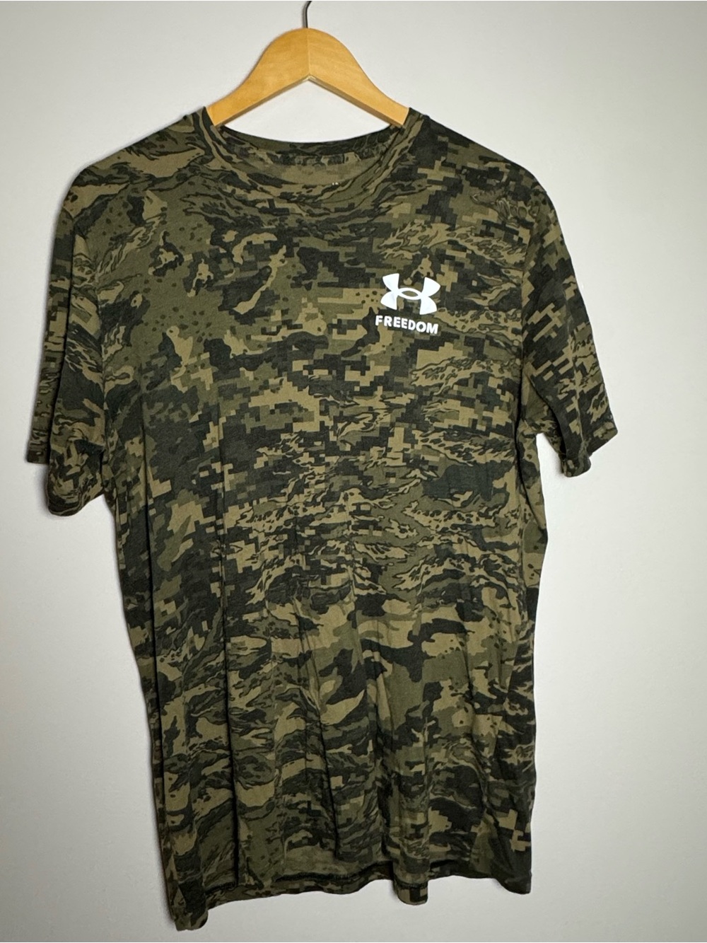 Under Armour Freedom Mens Large Camo Mixed Pattern American Flag Graphic T-Shirt